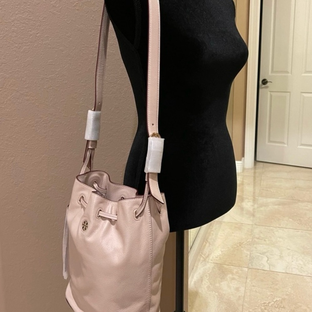 TORY BURCH BRODY BUCKET CROSSBODY LEATHER BUCKET SHOULDER BAG - used once. - Picture 4 of 4